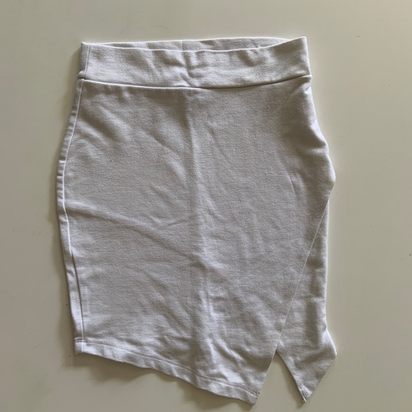 3 FOR 30 🎉 Women’s Asymmetrical White Skirt - Picture 1 of 2